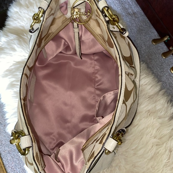 A lovely Coach year round bag can be used with winter whites - Picture 3 of 3